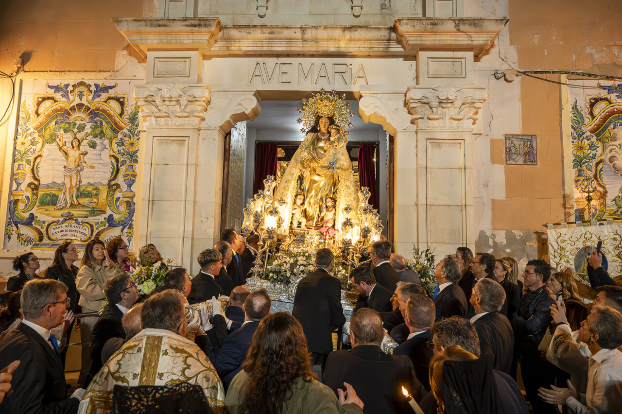 La imagen peregrina de la Virgen de los Desamparados durante su procesión en Benetússer.