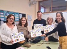 Grupo de personas sosteniendo materiales del proyecto MyPolis en Sedaví