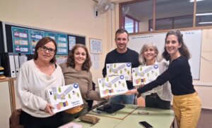 Grupo de personas sosteniendo materiales del proyecto MyPolis en Sedaví