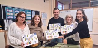 Grupo de personas sosteniendo materiales del proyecto MyPolis en Sedaví