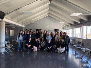 Grupo intergeneracional participando en el proyecto Somriures Majors en Massamagrell