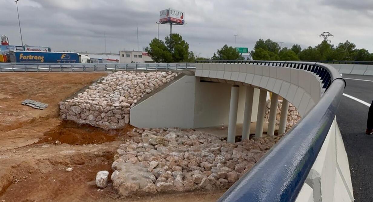 Vista del puente reconstruido en Bonaire, Aldaia, tras las riadas.