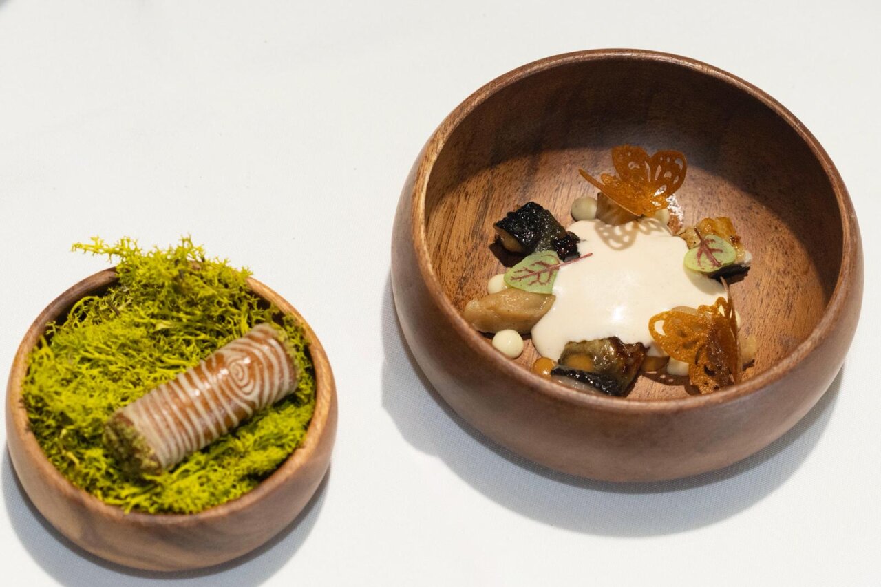 El plato ganador, titulado 'All i Pebre en su Hábitat', destaca por su técnica y presentación. Este concurso, celebrado en el Port de Catarroja, reunió a chefs de renombre que presentaron recetas creativas basadas en el all i pebre, un plato emblemático de la gastronomía valenciana.