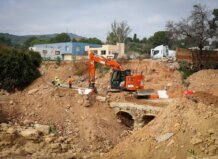 Torrent instala 20 marcos de hormigón durante la reconstrucción del Camí dels Arquets Obras de reconstrucción del Camí dels Arquets con maquinaria pesada y trabajadores