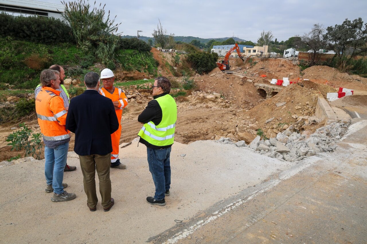 Reunión de trabajadores en la reconstrucción del Camí dels Arquets en Torrent.