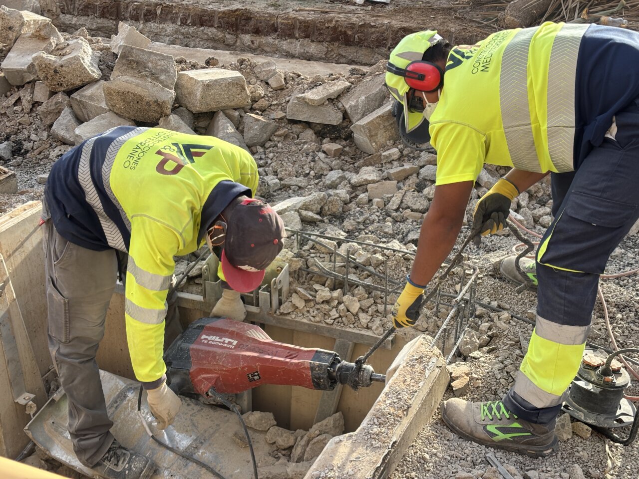 Trabajadores en la reconstrucción de Catarroja tras la DANA