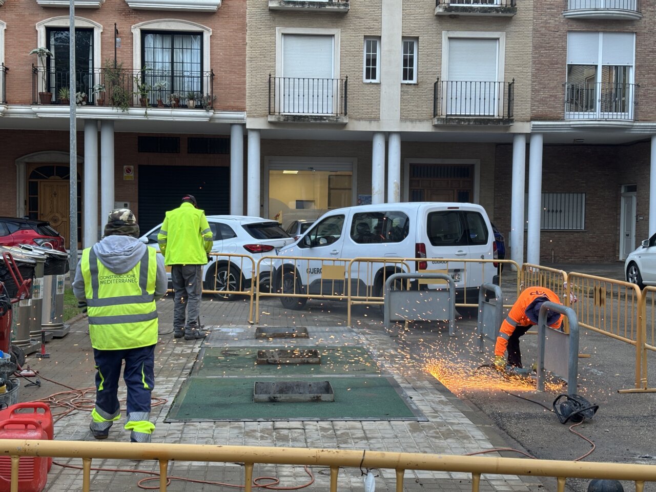 Trabajadores realizando tareas de reconstrucción en Catarroja tras la DANA