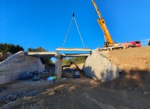 Instala las vigas que permitirán ampliar el puente de l’Omet de Picassent, como parte de su reconstrucción tras las riadas