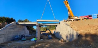 Instala las vigas que permitirán ampliar el puente de l’Omet de Picassent, como parte de su reconstrucción tras las riadas