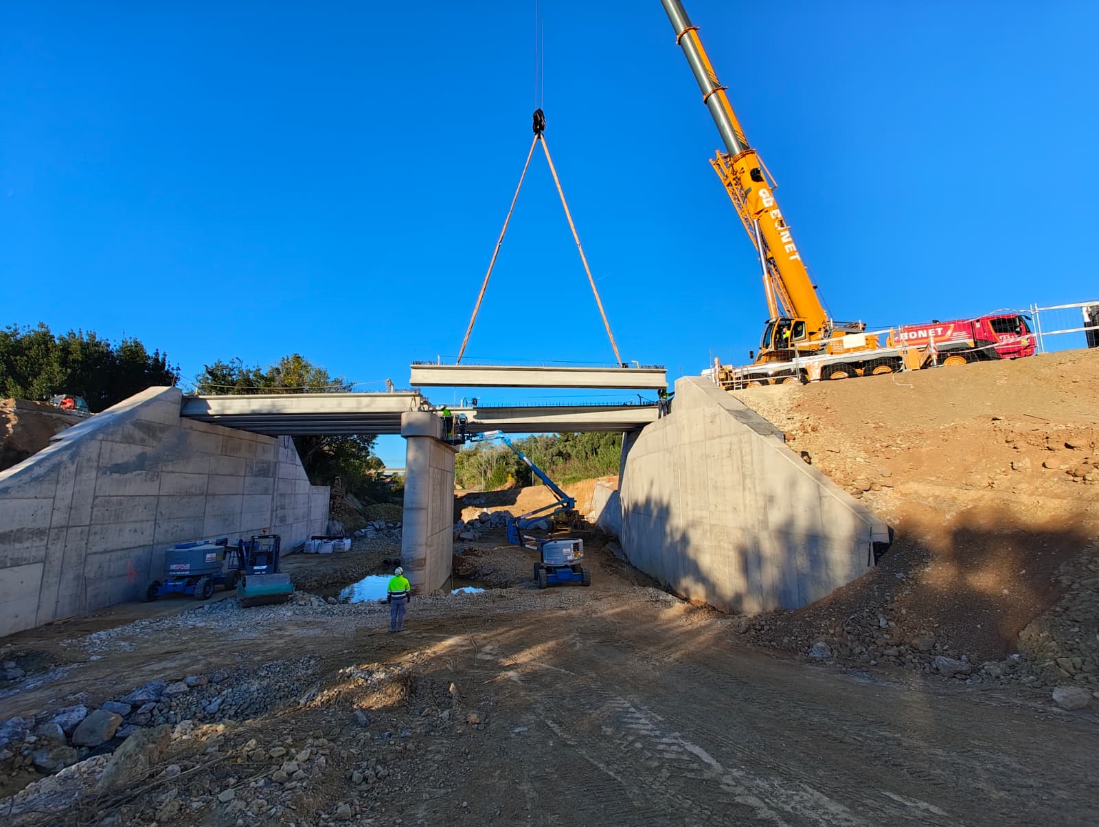 Instala las vigas que permitirán ampliar el puente de l’Omet de Picassent, como parte de su reconstrucción tras las riadas 