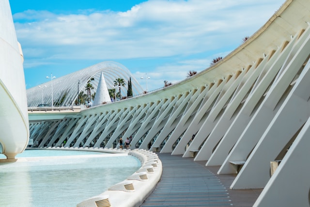 Explora Valencia desde una nueva perspectiva con paseos en barco y excursiones.
