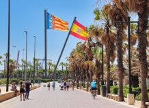 Un hermoso paseo en Valencia con vistas a las banderas de España y la Comunidad Valenciana.