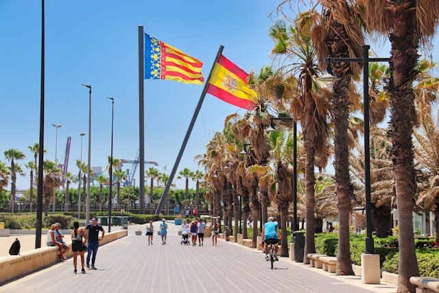 Un hermoso paseo en Valencia con vistas a las banderas de España y la Comunidad Valenciana.