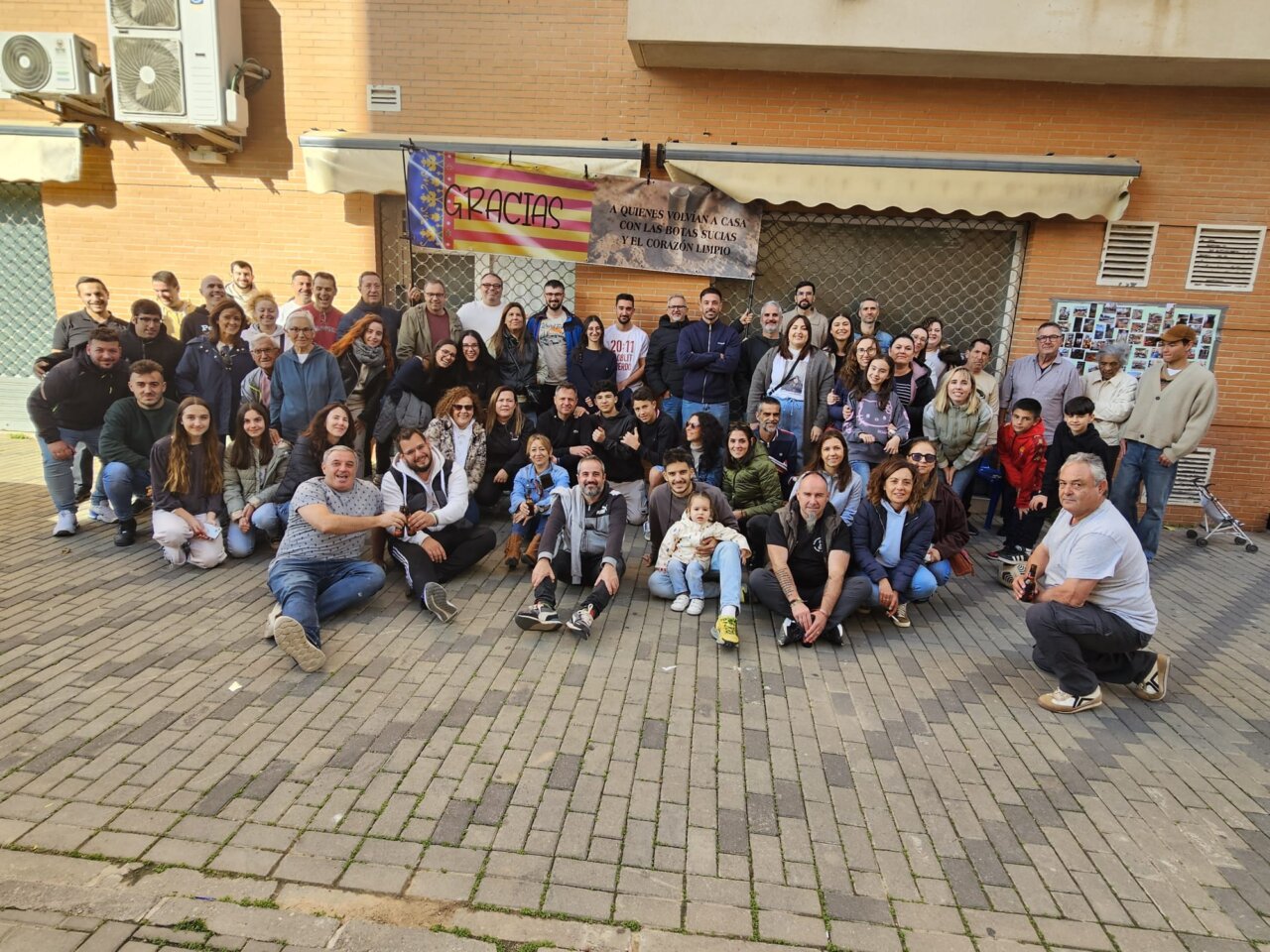 Un emotivo reencuentro en la calle Rigoberta Menchú de Aldaia.
