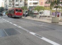 Rejillas de ventilación en la calle de Metrovalencia con tráfico de vehículos