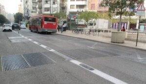 Rejillas de ventilación en la calle de Metrovalencia con tráfico de vehículos