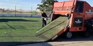 Maquinaria trabajando en la renovación del campo de fútbol en Silla
