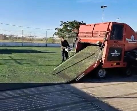 Maquinaria trabajando en la renovación del campo de fútbol en Silla