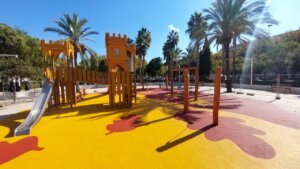 Área de juego infantil renovada en Torrent con juegos modernos y accesibles.