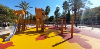 Área de juego infantil renovada en Torrent con juegos modernos y accesibles.