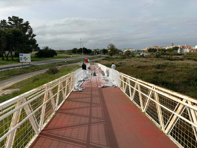 Trabajadores rehabilitando la pasarela de la V-21 en El Puig