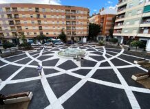 Vista de la renovada Plaça d'Espanya en Picanya con fuente y bancos