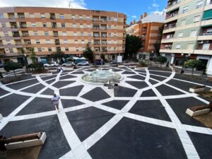 Vista de la renovada Plaça d'Espanya en Picanya con fuente y bancos