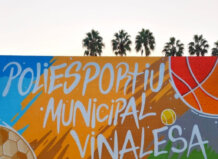 El polideportivo de Vinalesa presenta una nueva imagen moderna y colorida