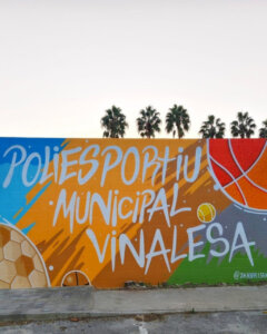 El polideportivo de Vinalesa presenta una nueva imagen moderna y colorida