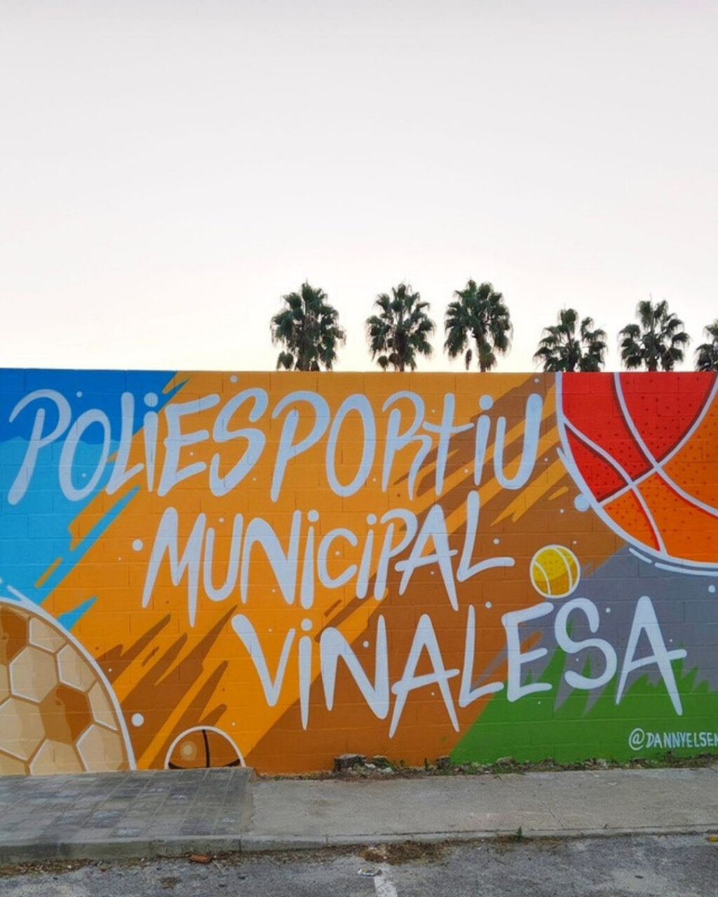 El polideportivo de Vinalesa presenta una nueva imagen moderna y colorida