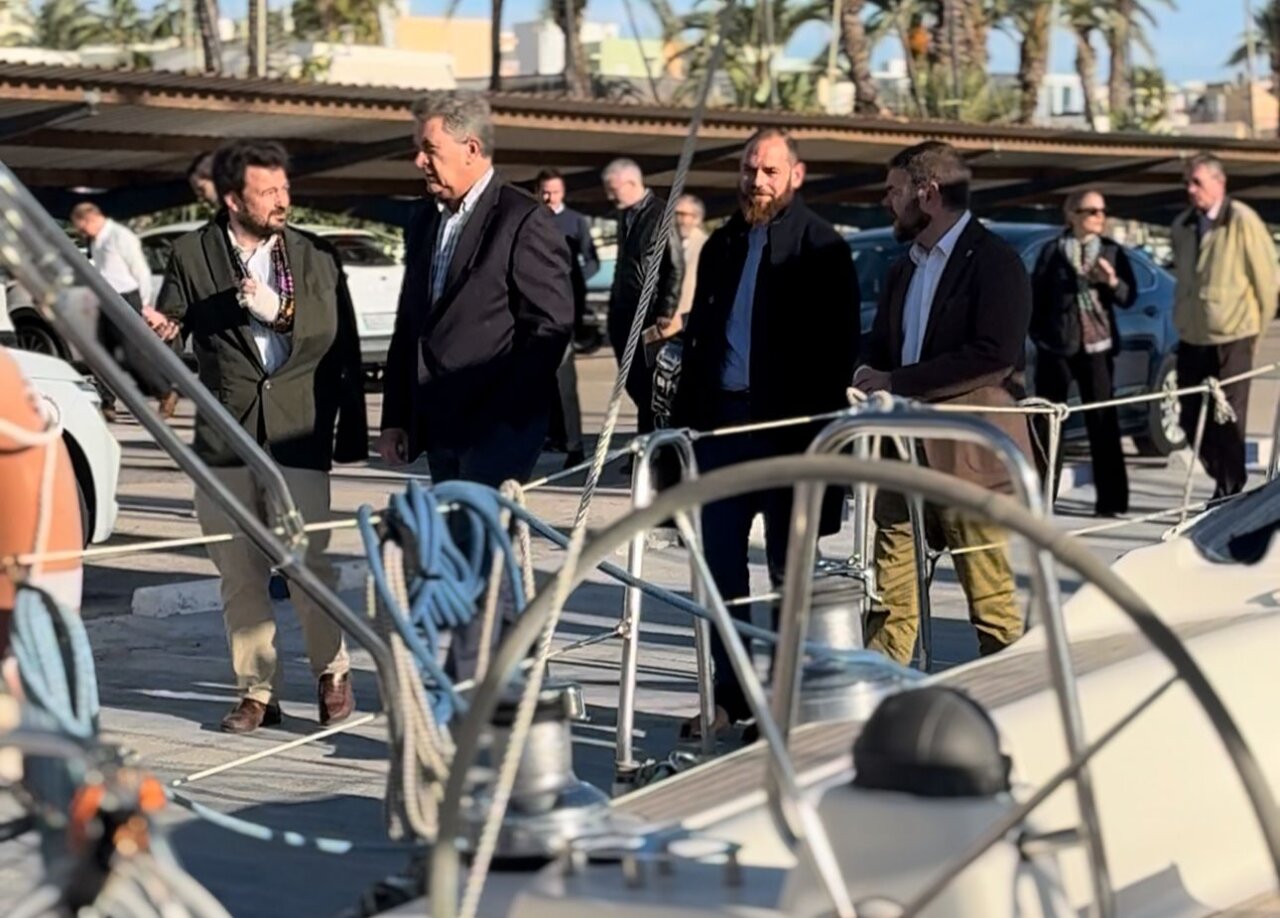 Visita de autoridades al puerto de la Pobla de Farnals