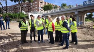 Grupo de personas con chalecos amarillos en la obra del barranco del Poyo