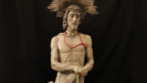 Escultura Ecce Homo restaurada en Picanya, con detalles en madera dorada.