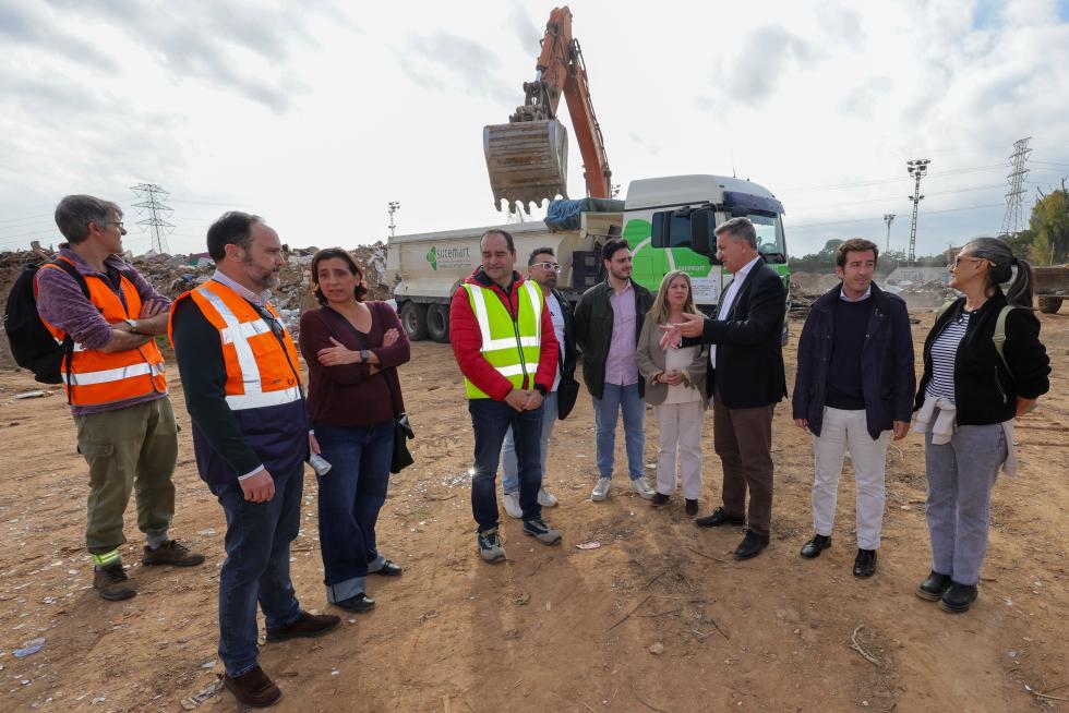 Funcionarios observan la retirada de escombros en Paiporta