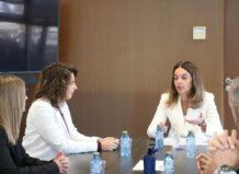 Cristina Mora y Nuria Martínez discuten la falta de personal en el juzgado de Quart de Poblet.