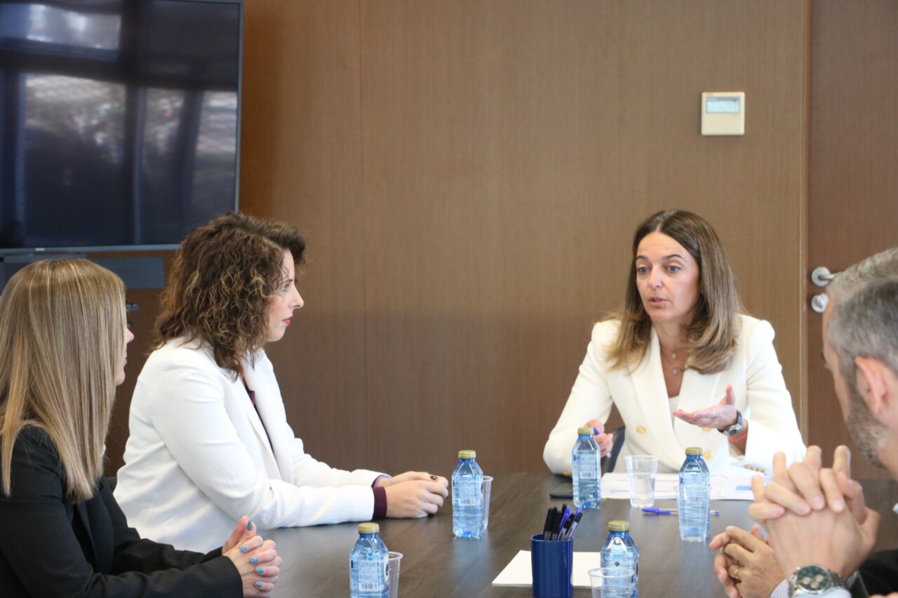 Cristina Mora y Nuria Martínez discuten la falta de personal en el juzgado de Quart de Poblet.