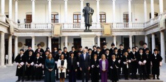 El rey Felipe VI junto a académicos en la apertura del curso universitario en Valencia