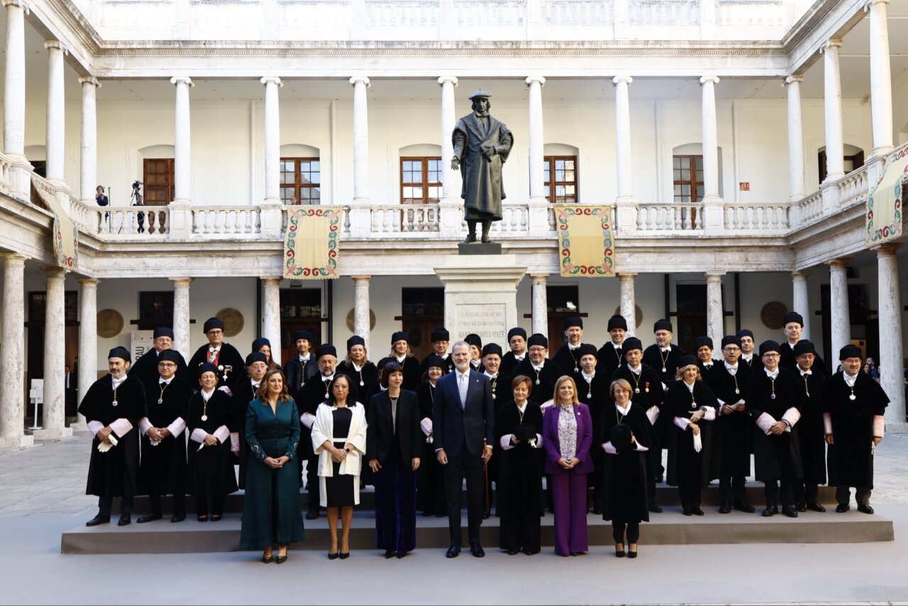 El rey Felipe VI junto a académicos en la apertura del curso universitario en Valencia