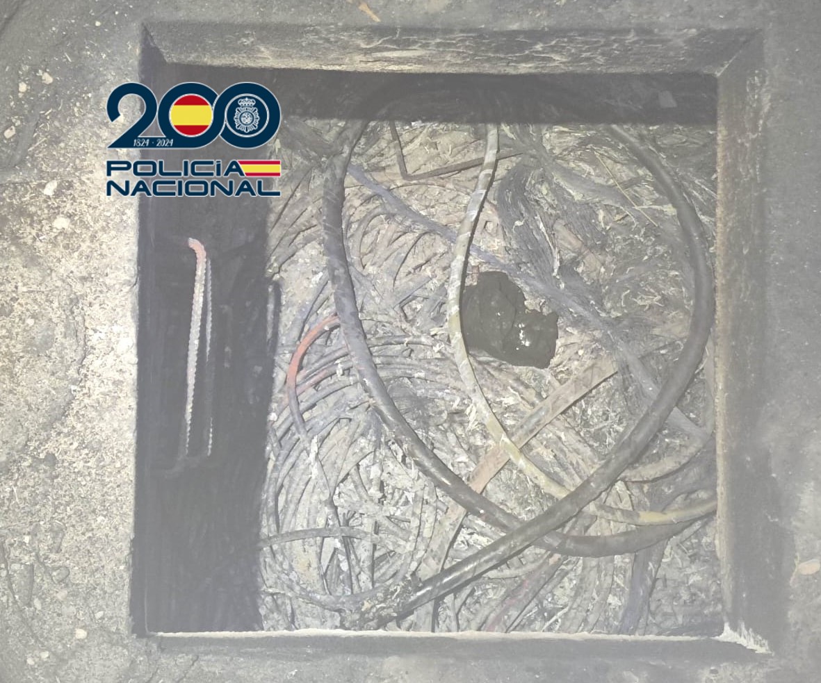 Imagen de un robo de cableado en una caja de registro