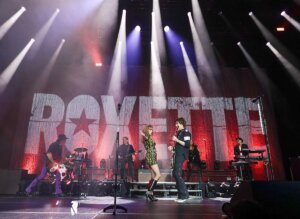 Roxette actuando en el Roig Arena con luces brillantes