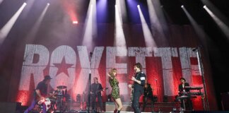 Roxette actuando en el Roig Arena con luces brillantes