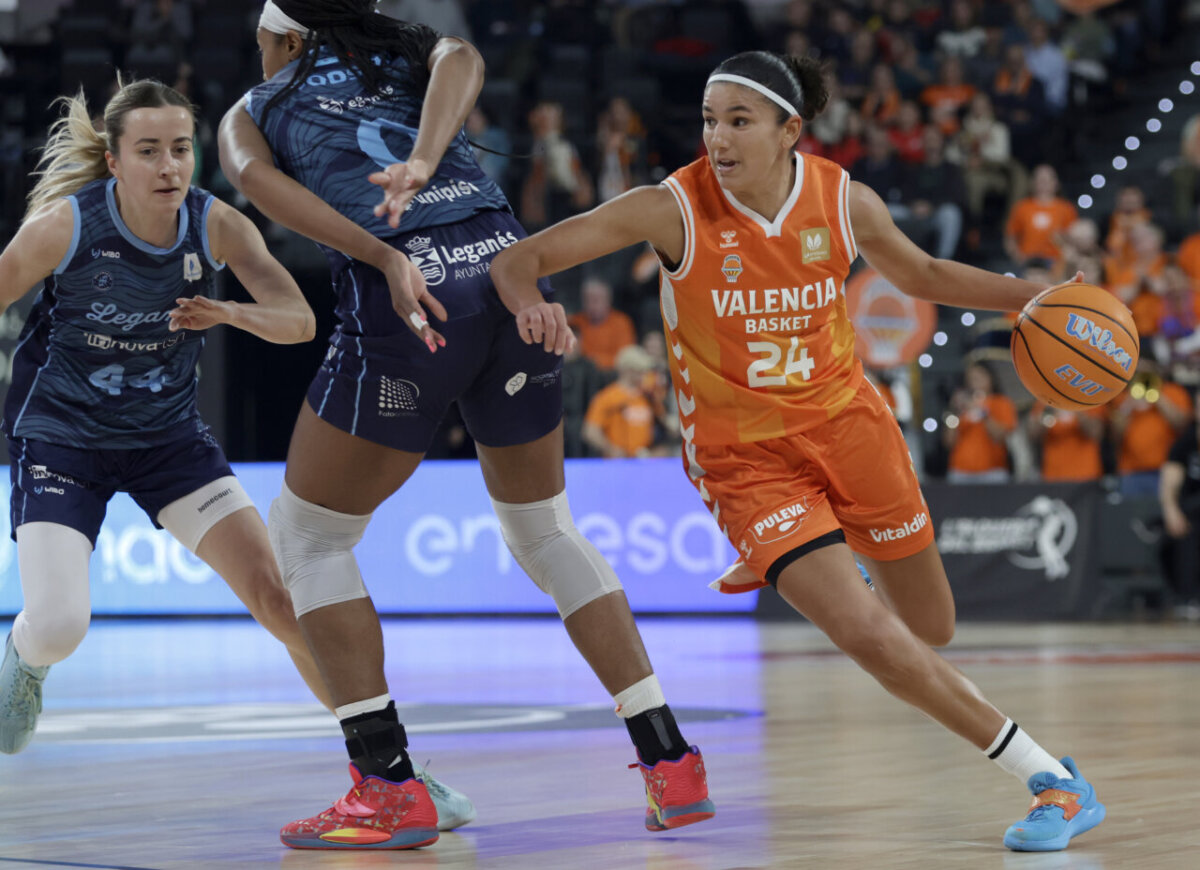 Jugadora de Valencia Basket en acción durante un partido de baloncesto.
