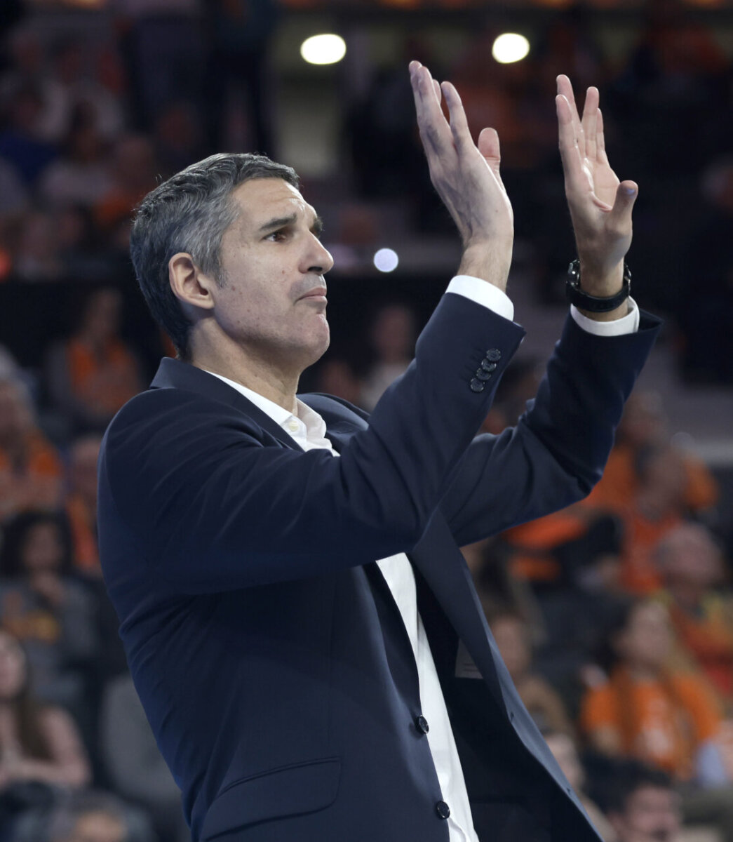 Rubén Burgos dirigiendo al equipo durante un partido de baloncesto