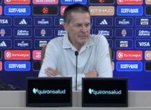 Pedro Martínez en rueda de prensa analizando el partido reciente.