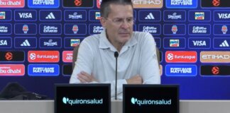 Pedro Martínez en rueda de prensa analizando el partido reciente.