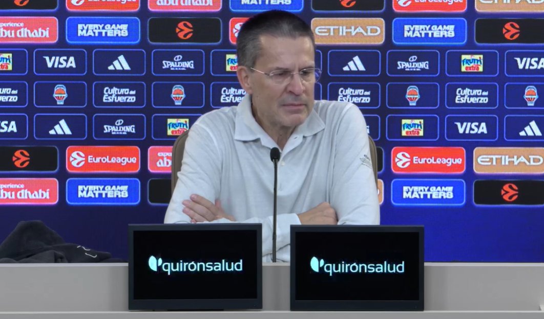 Pedro Martínez en rueda de prensa analizando el partido reciente.