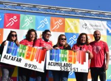 La XI RunCáncer Alfafar crece en participación alcanzando 1.800 participantes y 8.970 euros en recaudación Grupo de participantes en la XI RunCáncer Alfafar mostrando carteles de recaudación