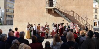 Grupo de personas vestidas con trajes medievales en Torrent