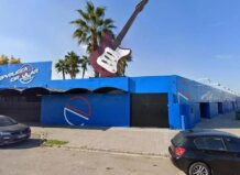 Fachada de la Sala Repvblicca en Mislata con guitarra gigante
