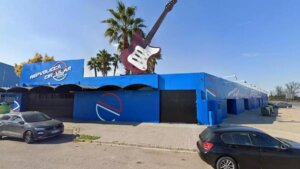Fachada de la Sala Repvblicca en Mislata con guitarra gigante
